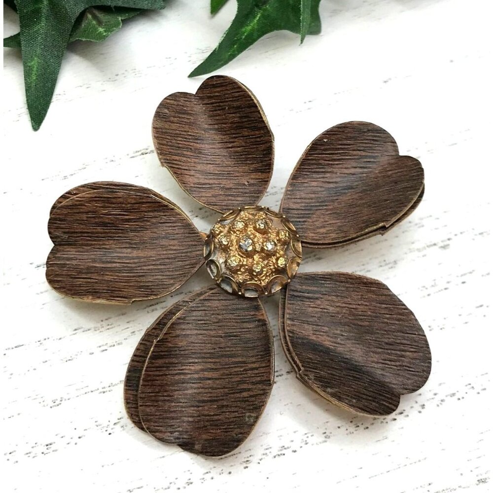 Vintage Gold-Tone & Wood tone Flower Brooch Retro Jewelry Accessory